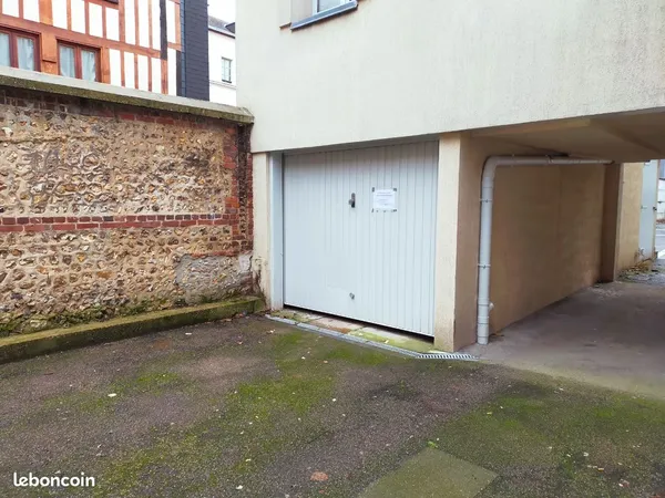 Loue garage- Box de rangement