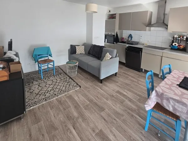 Chambre 12 m² + salle d'eau privative - Tram E 280 m - 540 CC