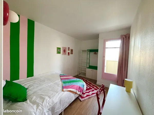 Chambre disponible dans une colocation colore et fonctionnelle