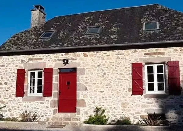 Maison meublée 92 m², jardin 500 m² - St-Germain-les-Vergnes