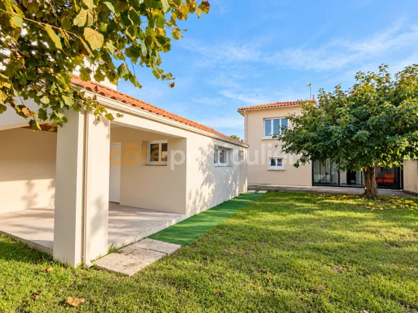 Maison avec 2 garages et jardin au coeur de La Chaume