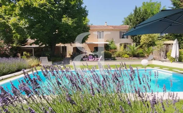 Charmant mas rénové avec jardin arboré et piscine à Carpentr