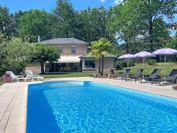 Vends propriété - 170 m² - 8 pièces, 4 chambres - Brive-la-Gaillarde 19100