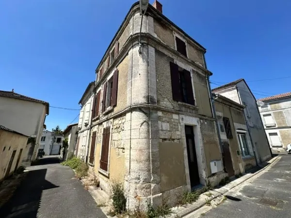 Maison à rénover + possibilité terrain non attenant bord de touvre en plus(8 k€). RUELLE SUR TOUVRE 