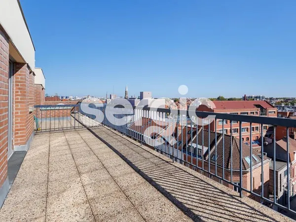 T2 DERNIER ÉTAGE - GRANDE TERRASSE AVEC MAGNIFIQUE VUE SUR LILLE - QUARTIER GAMBETTA