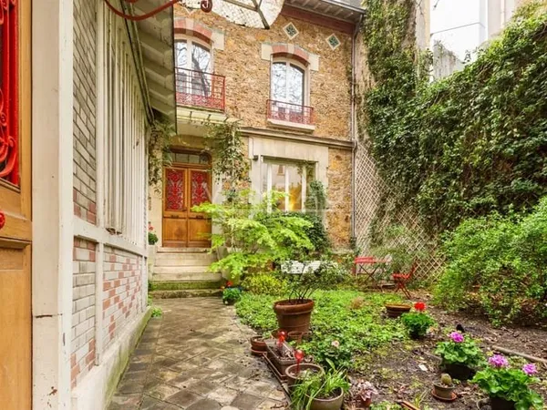 Paris XVe - DEMEURE FAMILIALE (291²m² Carrez - 370 m² au sol) et son jardin (95m²)
