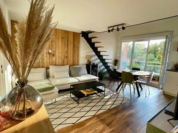 Duplex T3 traversant de 58 m² - Dernier étage - Terrasse - Piscine - Bois de Saget