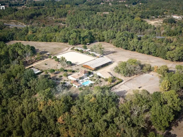 Propriété équestre sur plus de 21 hectares - Trois logements, installations complètes et matériel ve