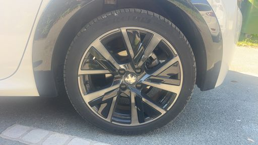 Peugeot 208 1.2 PureTech 130 EAT8 - GT – 2023 – 51530 km – Essence – Boîte Automatique — photo 11