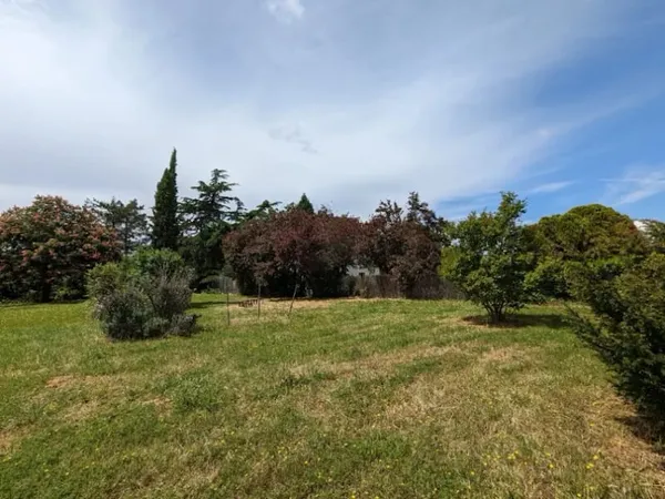 Terrain 1093 m²