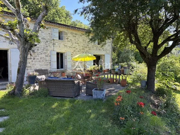 Belle propriété agricole BIO avec 3 maisons en pierre en très