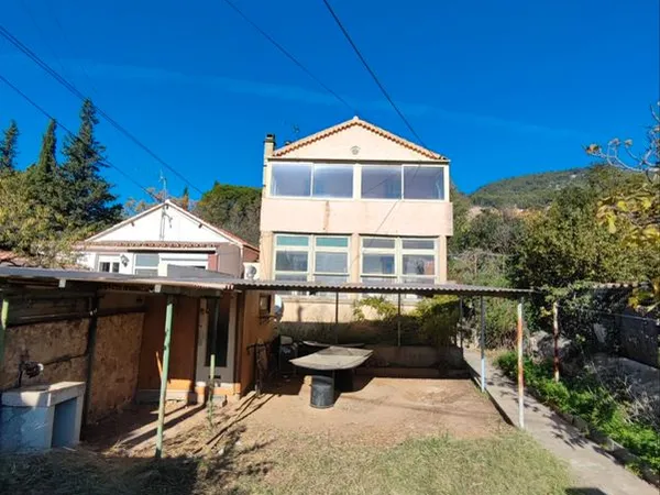 Location T2 haut de villa au calme
