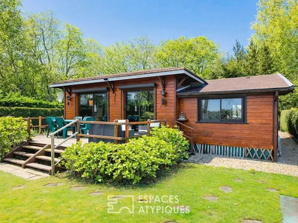 Chalet en bois avec terrasse et vue lac