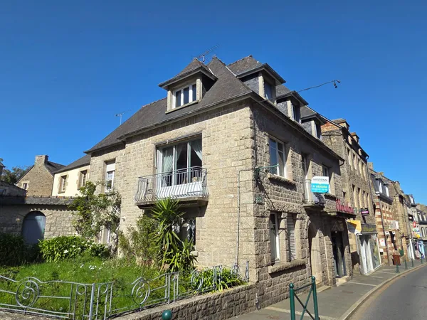 A vendre sur Plancoët Ensemble immobilier mixte ( Habitation et cellule commerciale )
