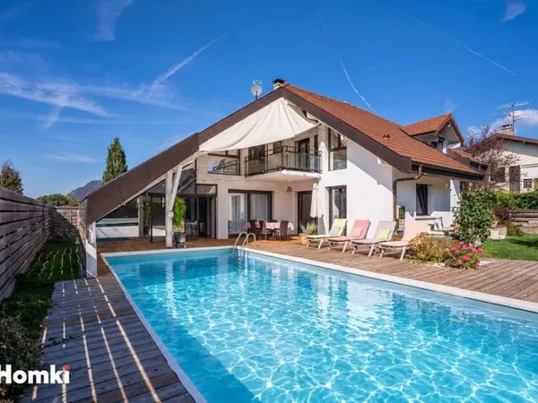 Maison de prestige de 310 m² avec piscine et appartement indépendant