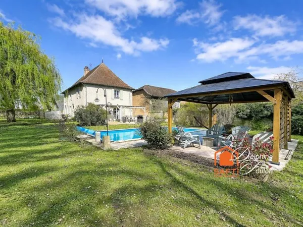 Maison d'habitation familiale avec dépendances et piscine
