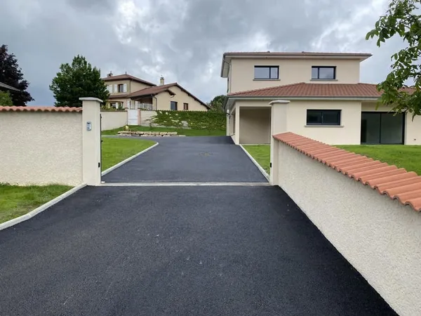 Maison architecte dans village .