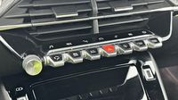Peugeot 2008 1.2 PureTech 130ch S&S GT EAT8 — photo 15