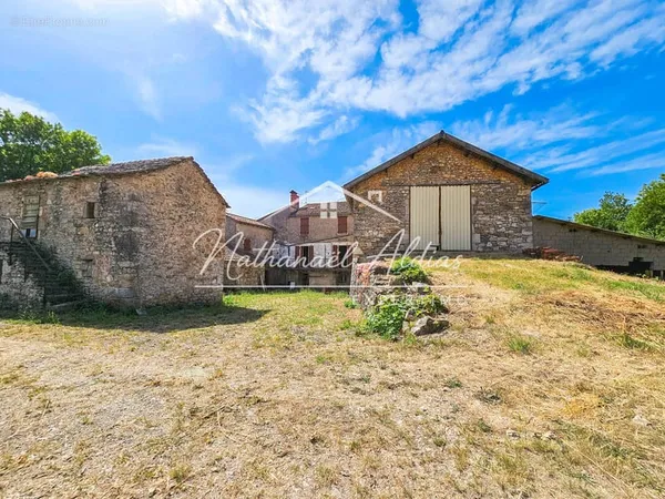 Corps de ferme avec maison et bergerie à rénover au coeur du village