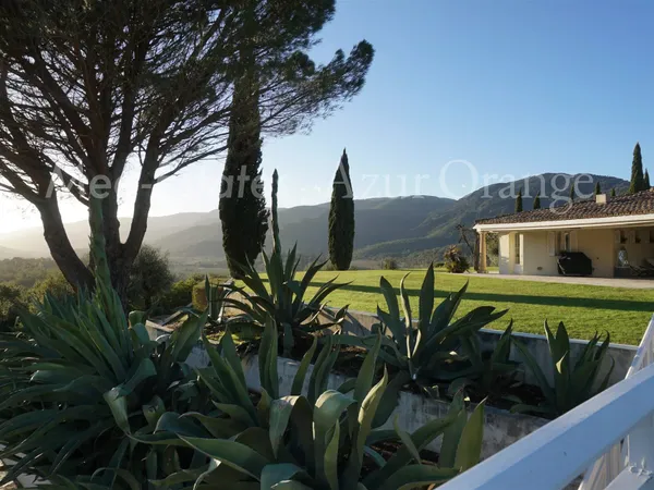 Propriété unique de 27 hectares au calme - superbes vues