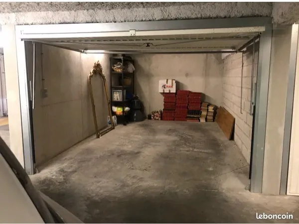 Grand garage à vendre aux beaux arts