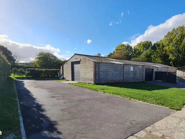 LOCATION Entrepôt / Local professionnel 100 m² refait à neuf - Sécurisé