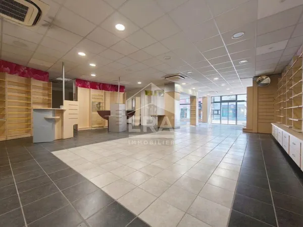 Local commercial 240 m²