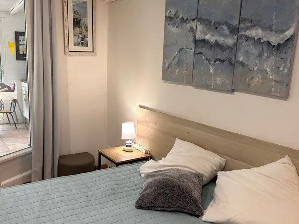 Me reste une chambre pour un ou une jeune fille dans maison indépendante