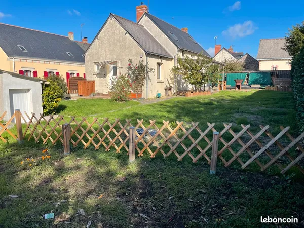 Maison de bourg avec jardin et dépendances à Bécon-les-Granits
