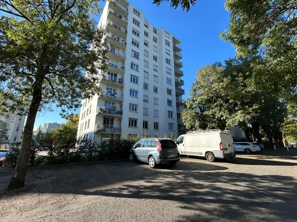 À Vichy, découvrez cet appartement de 60 m² en rez-de-chaussée, offrant un beau potentiel après quel