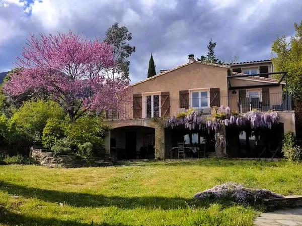 Maison confortable et spacieuse avec piscine et une vue spectaculaire