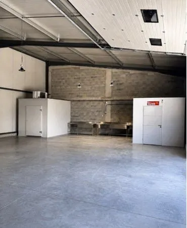 Local d’activité et entrepôt Location Sainte-Tulle  165m² 1600€