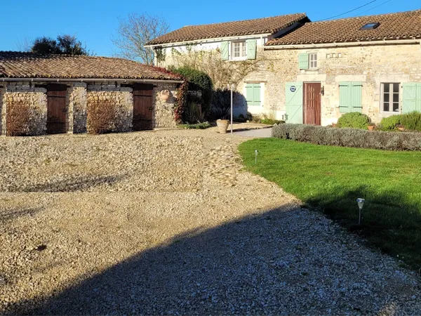 Maison de caractère avec piscine - 228 m² - 6 chambres - Pamproux