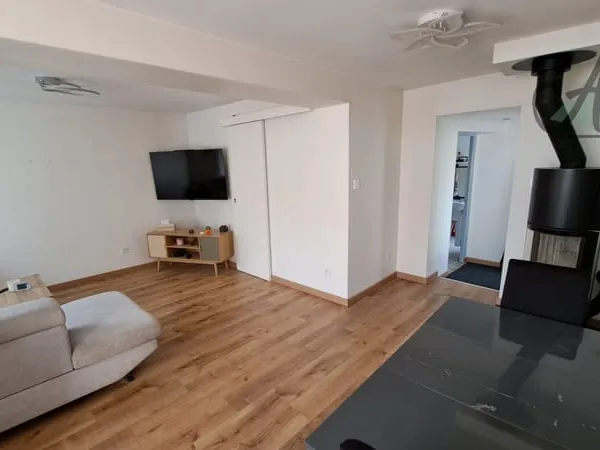 Paron (89) - Maison rénovée avec 2 chambres et bureau, dépen