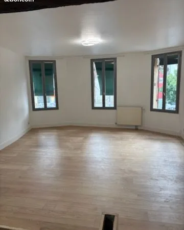 Appartement 2 pièces 64 m² entièrement rénové