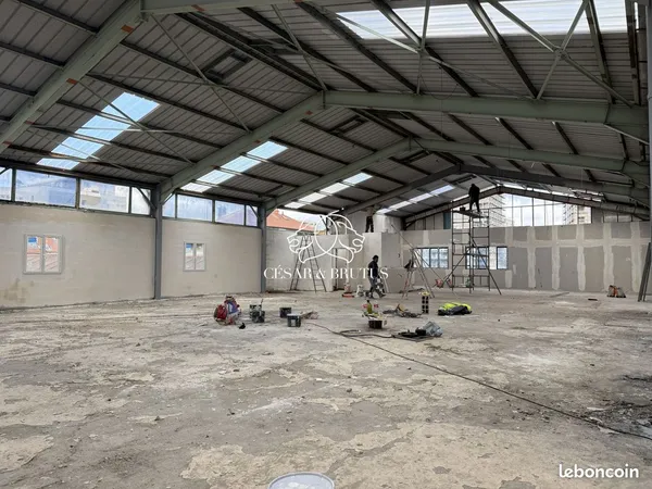 Local 2600 m² Villeurbanne