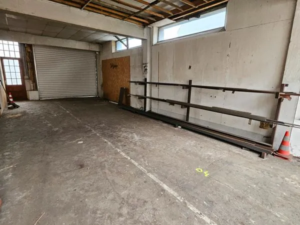 Local entrepôt ( stockage ou activité )
