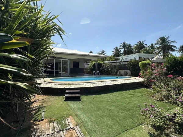 Votre villa T5 avec piscine dans un quartier calme et proche de toutes les commodités.