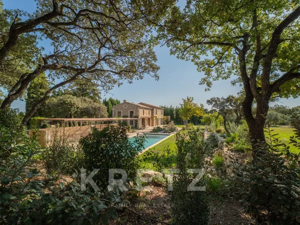 Eygalières - Mas en pierre de 266 m², 5 suites et vue sur le Grand Calan