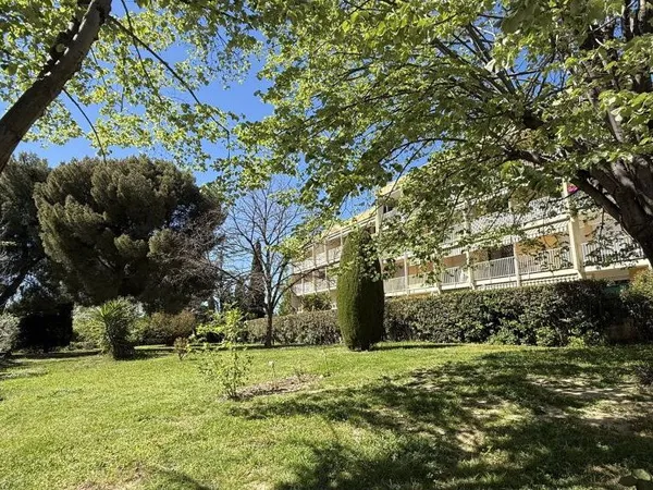 Résidence avec espaces verts.