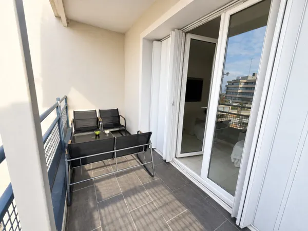 T4 Traversant + Terrasse + Parkings