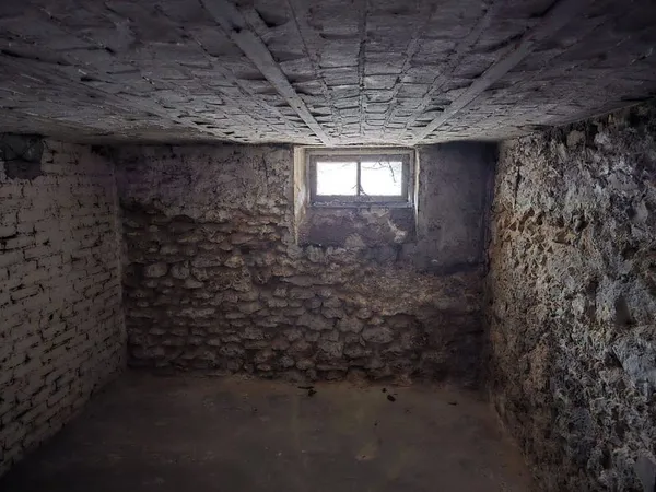 Cave 13 m²