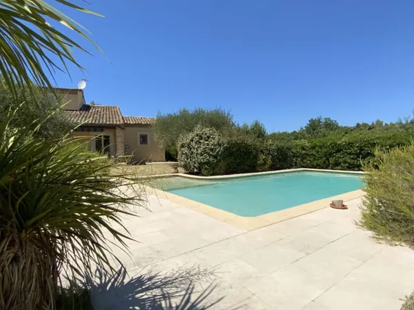 Charmante maison spacieuse avec terrain arboré et piscine.