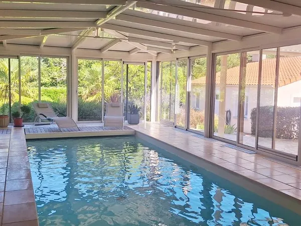 Maison piscine intérieure, sauna, jardin et dépendances