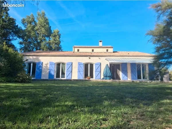 Maison provencale de plain-pied sur 7600m2 de terrain plat et arboré