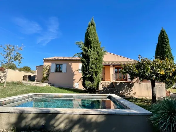 GARGAS - MAISON DE PLAIN-PIED AVEC PISCINE, 3 CHAMBRES ET TERRAIN DE 965 M²