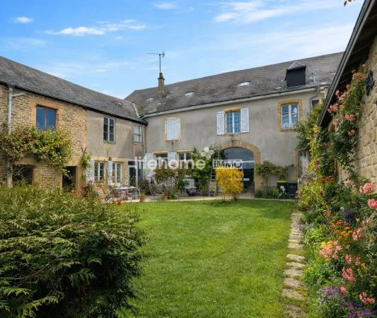 Maison de caractère + local commercial + annexes - Bien rare