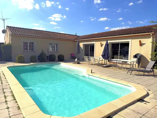 Maison familiale tout confort avec piscine.
