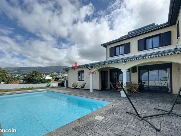 Chambre dans colocation - villa avec piscine