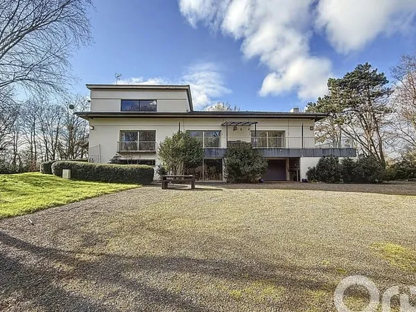 Maison 8 pièces 451 m²